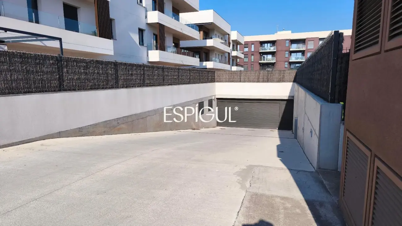 Parking space with storage room for sale in Vilablareix