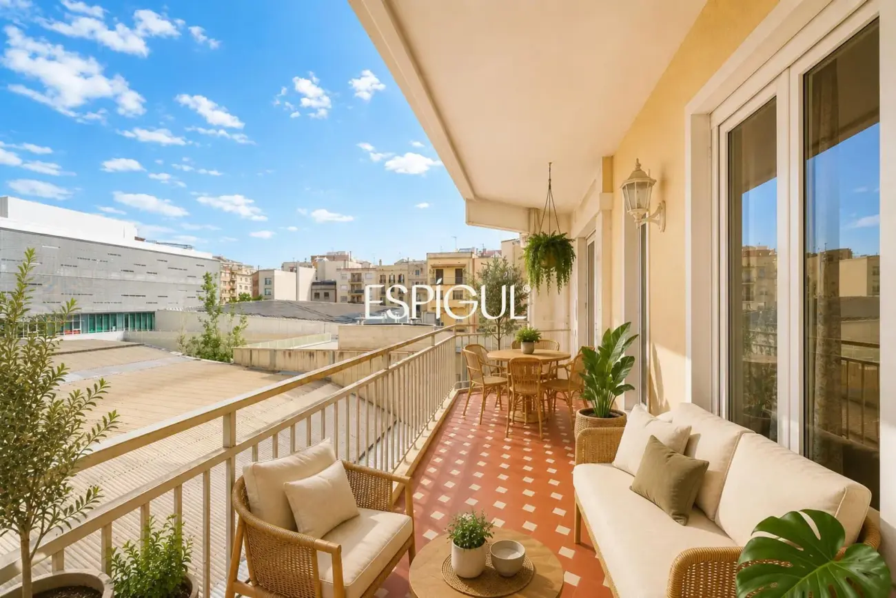 Apartment for renovation next to Sagrada Familia with great investment potential