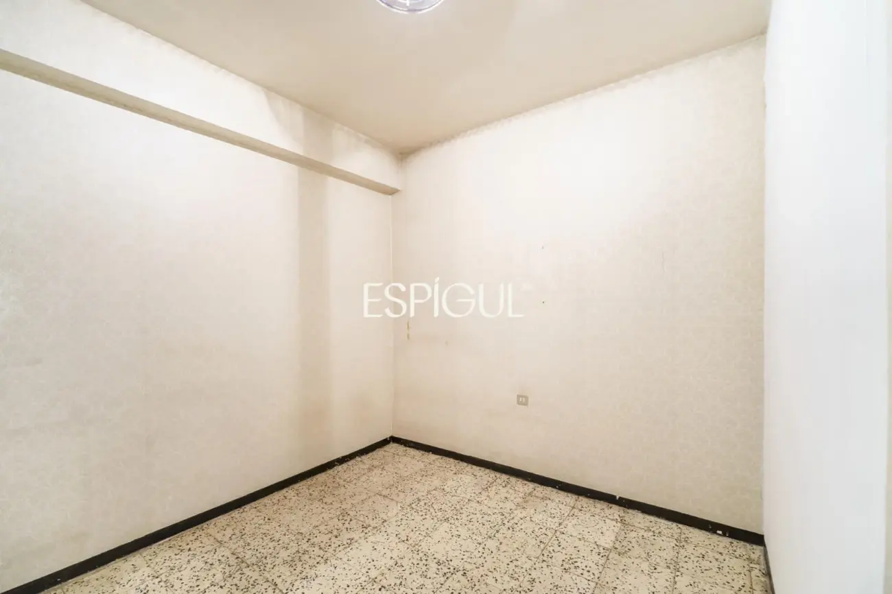 Apartment for renovation next to Sagrada Familia with great investment potential