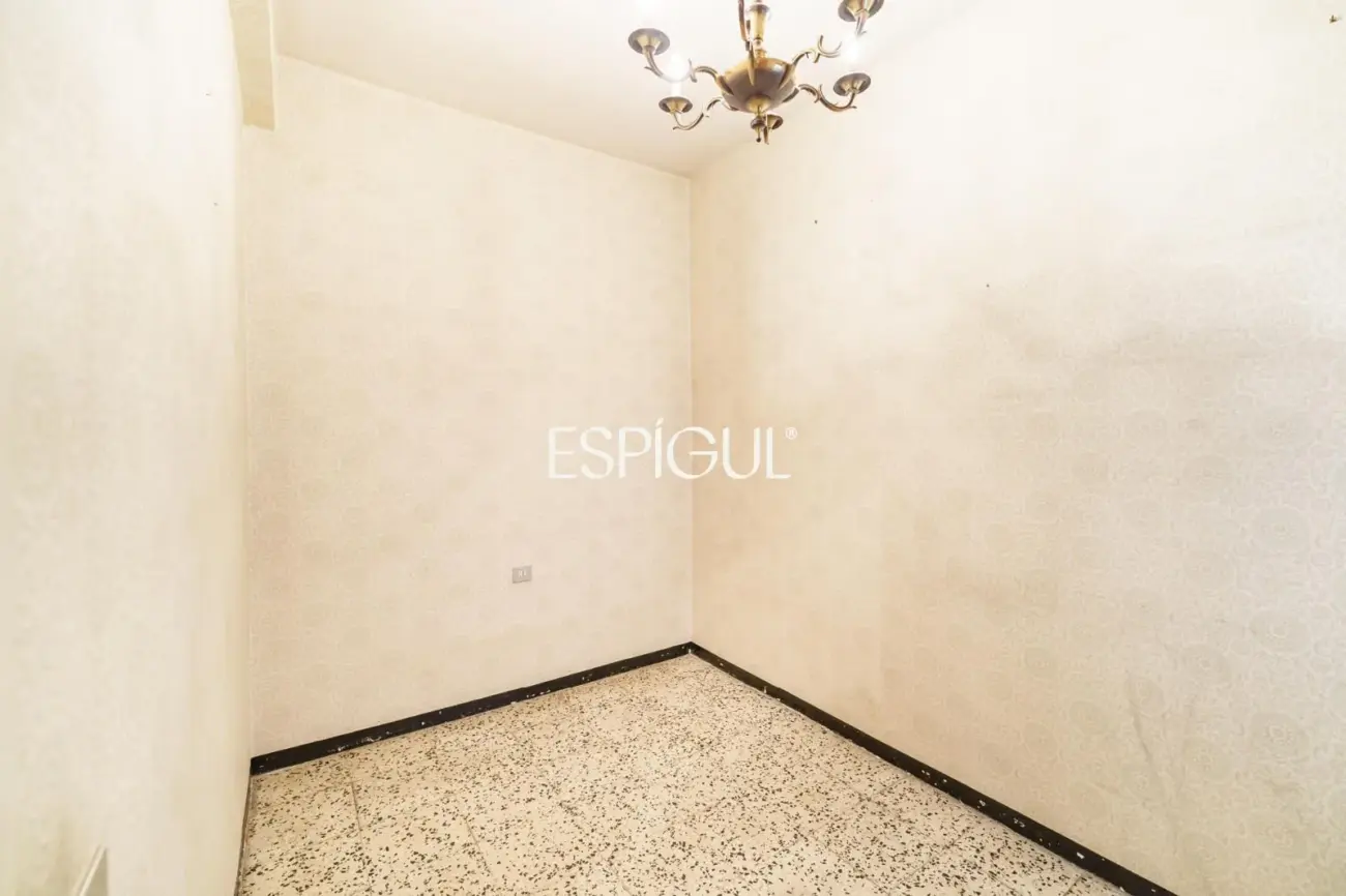 Apartment for renovation next to Sagrada Familia with great investment potential