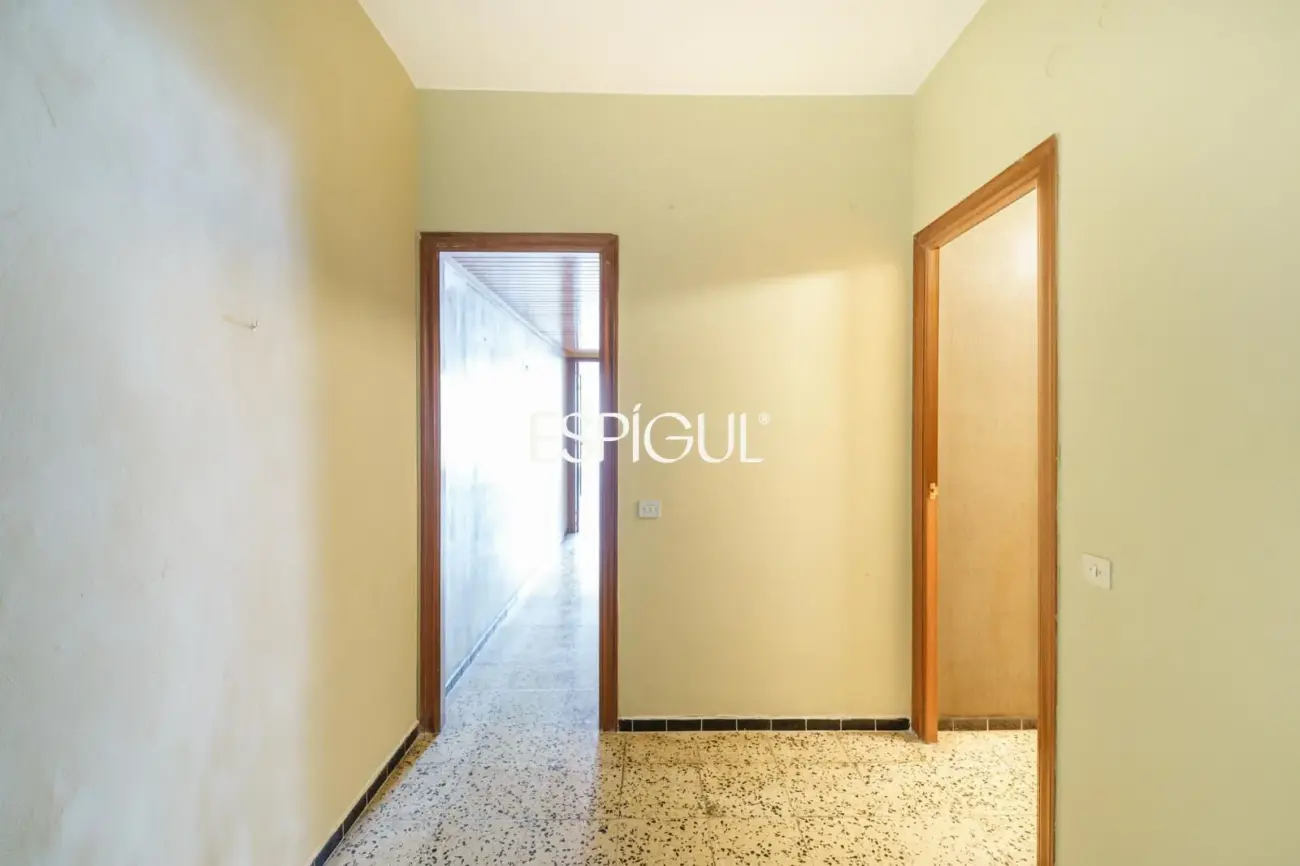 Apartment for renovation next to Sagrada Familia with great investment potential