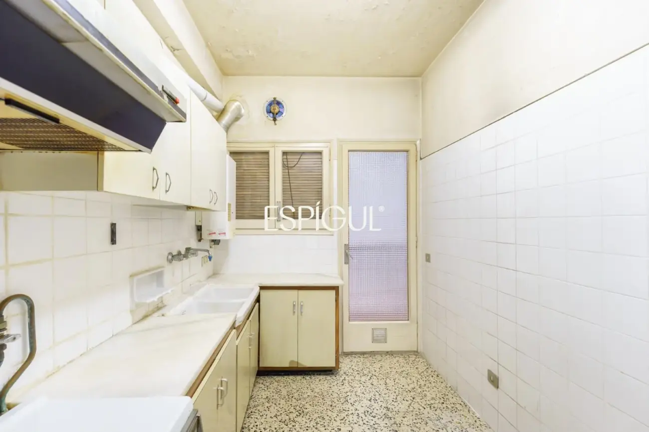 Apartment for renovation next to Sagrada Familia with great investment potential