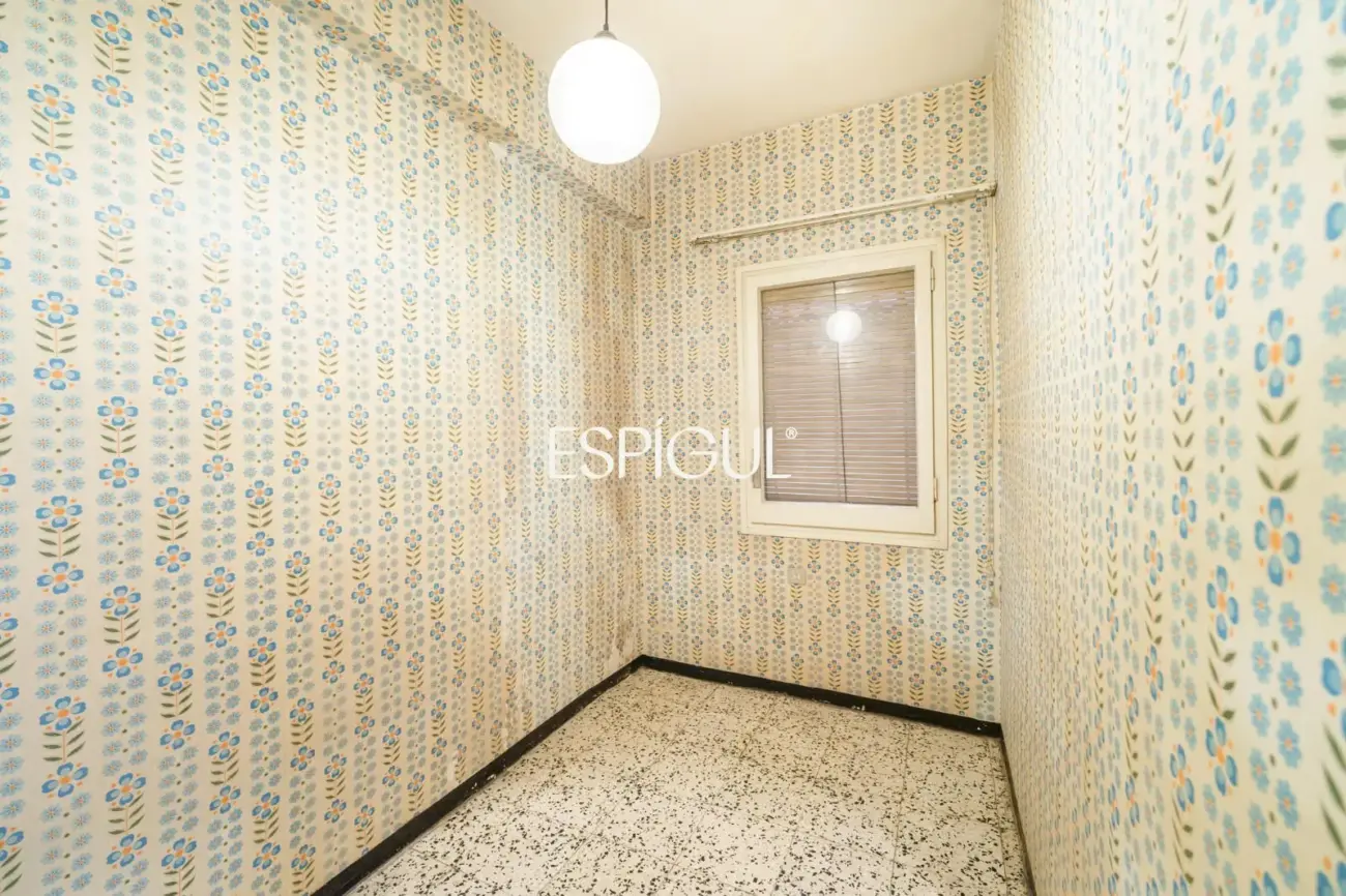 Apartment for renovation next to Sagrada Familia with great investment potential