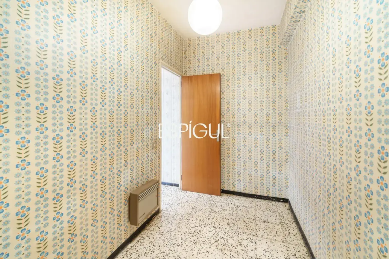 Apartment for renovation next to Sagrada Familia with great investment potential