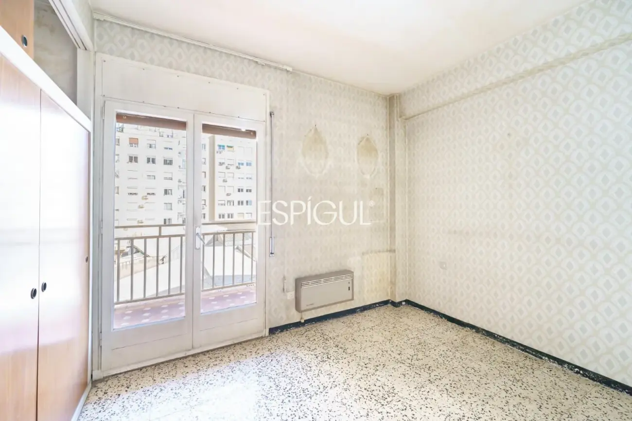 Apartment for renovation next to Sagrada Familia with great investment potential