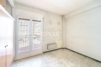 Apartment for renovation next to Sagrada Familia with great investment potential