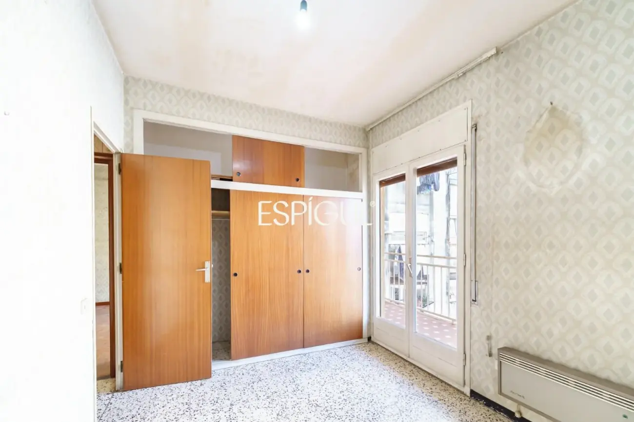 Apartment for renovation next to Sagrada Familia with great investment potential