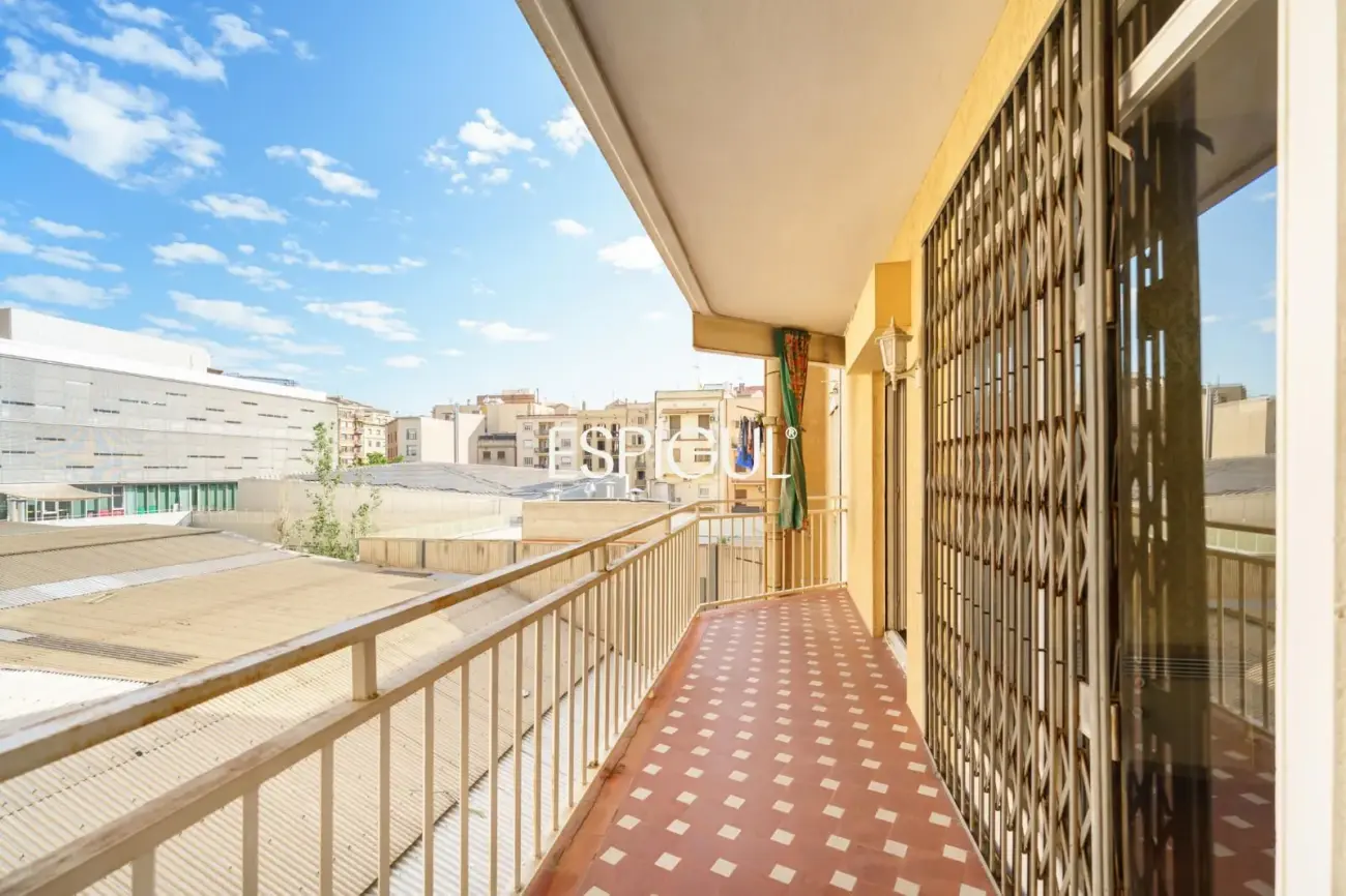 Apartment for renovation next to Sagrada Familia with great investment potential
