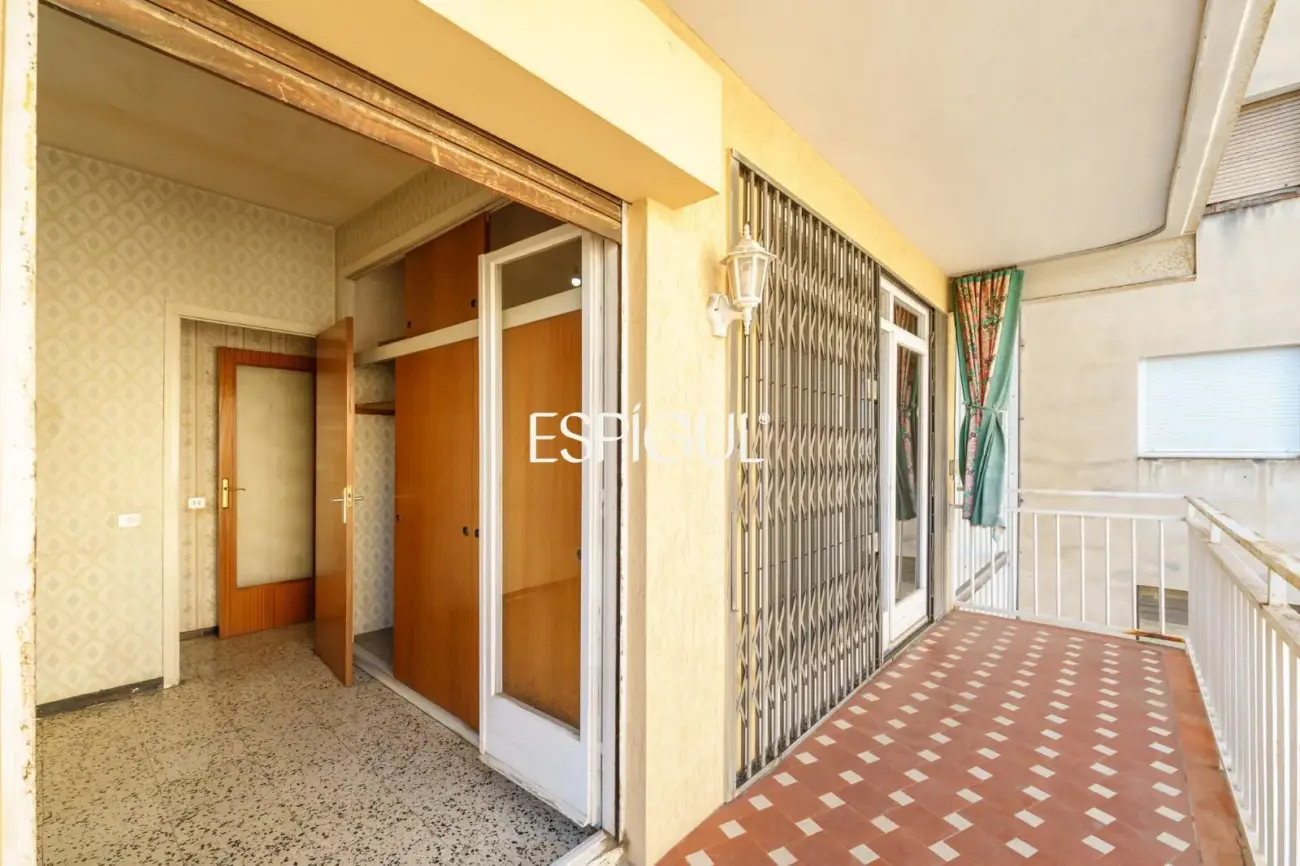Apartment for renovation next to Sagrada Familia with great investment potential
