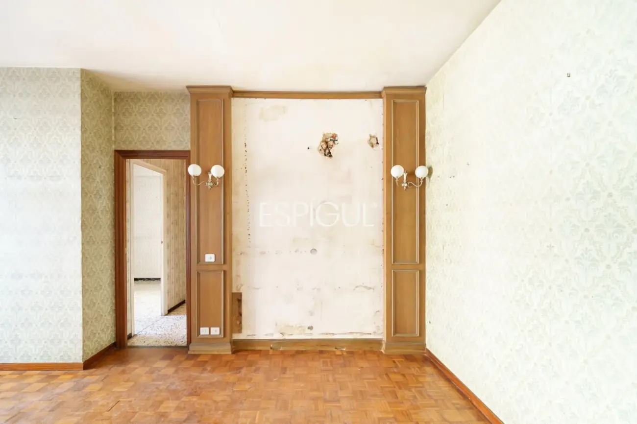 Apartment for renovation next to Sagrada Familia with great investment potential
