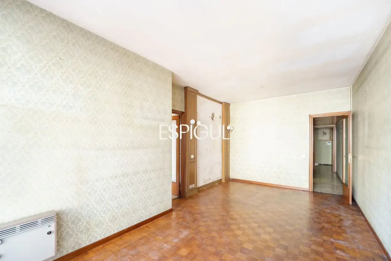 Apartment for renovation next to Sagrada Familia with great investment potential