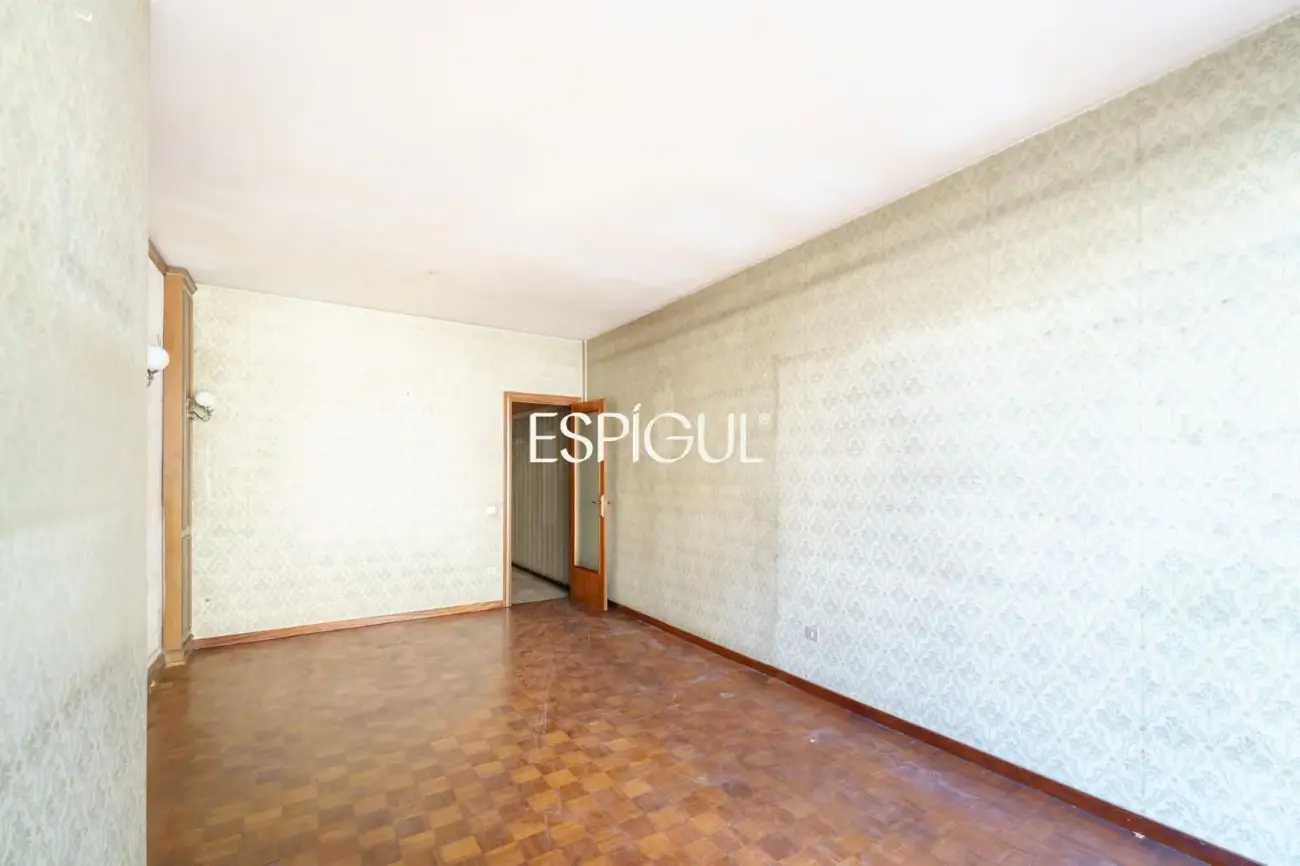 Apartment for renovation next to Sagrada Familia with great investment potential