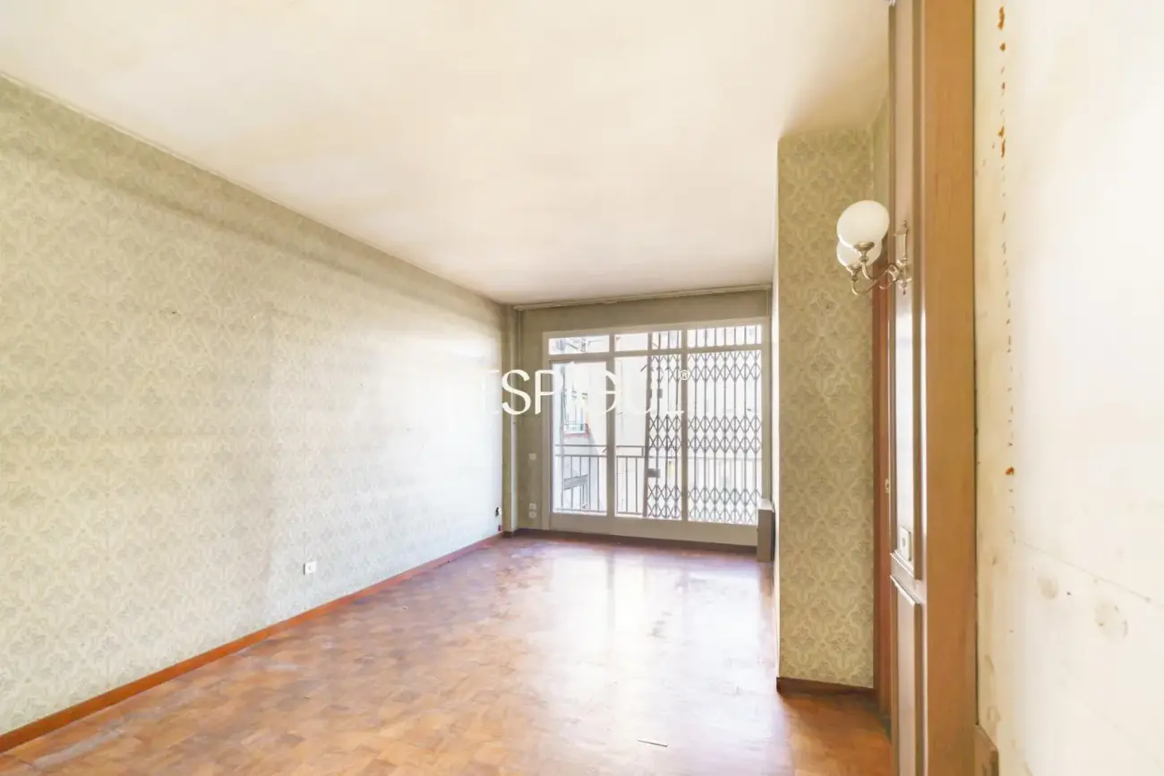 Apartment for renovation next to Sagrada Familia with great investment potential