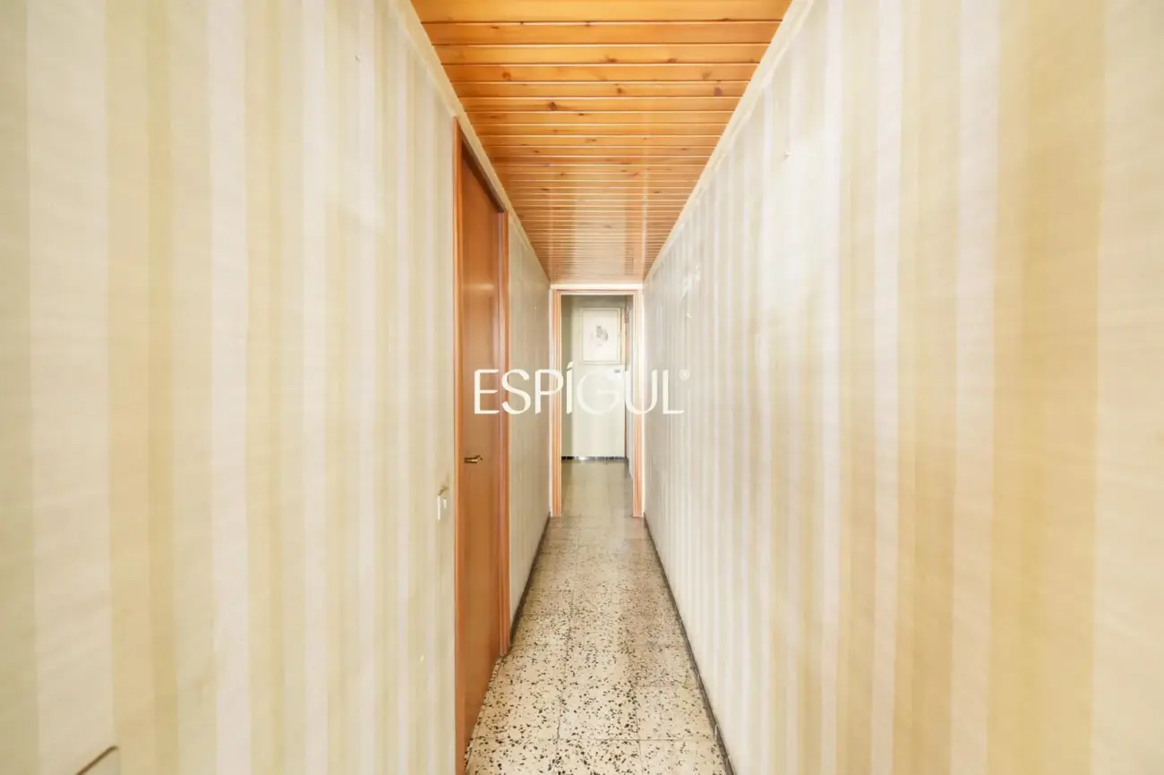 Apartment for renovation next to Sagrada Familia with great investment potential