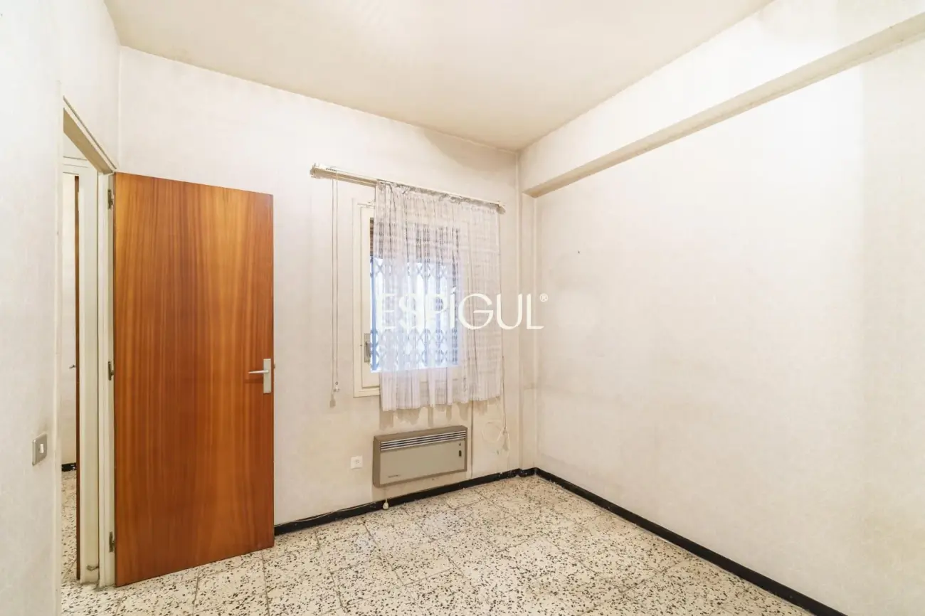 Apartment for renovation next to Sagrada Familia with great investment potential
