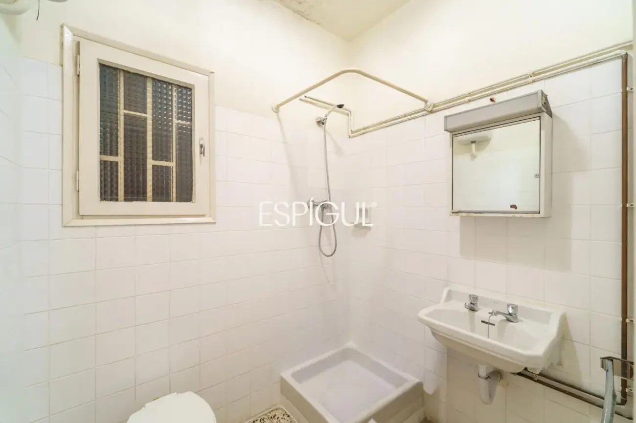 Apartment for renovation next to Sagrada Familia with great investment potential