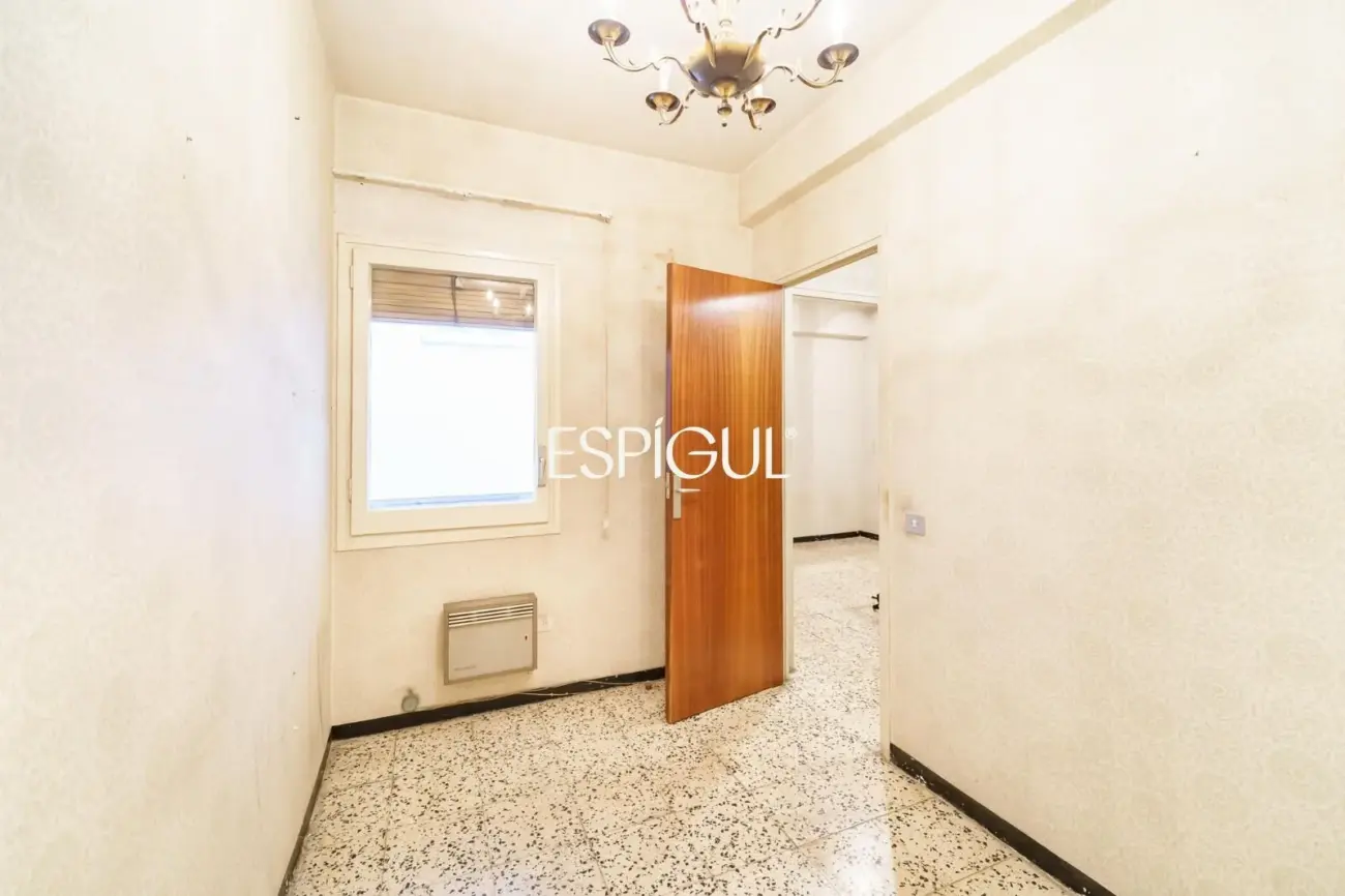 Apartment for renovation next to Sagrada Familia with great investment potential