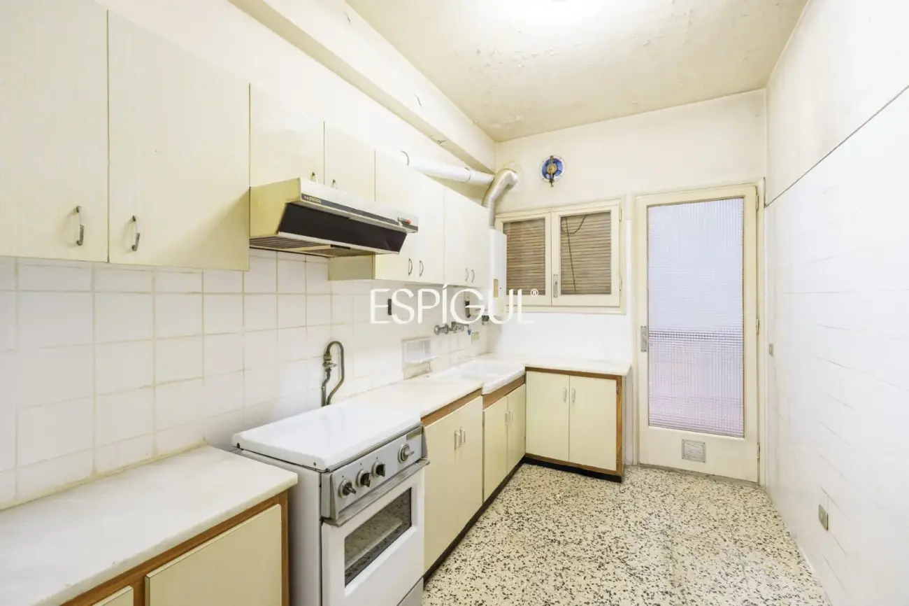 Apartment for renovation next to Sagrada Familia with great investment potential