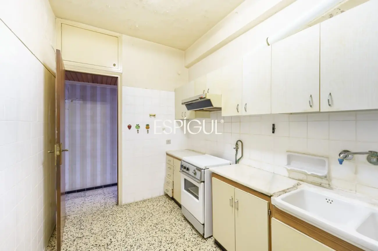 Apartment for renovation next to Sagrada Familia with great investment potential