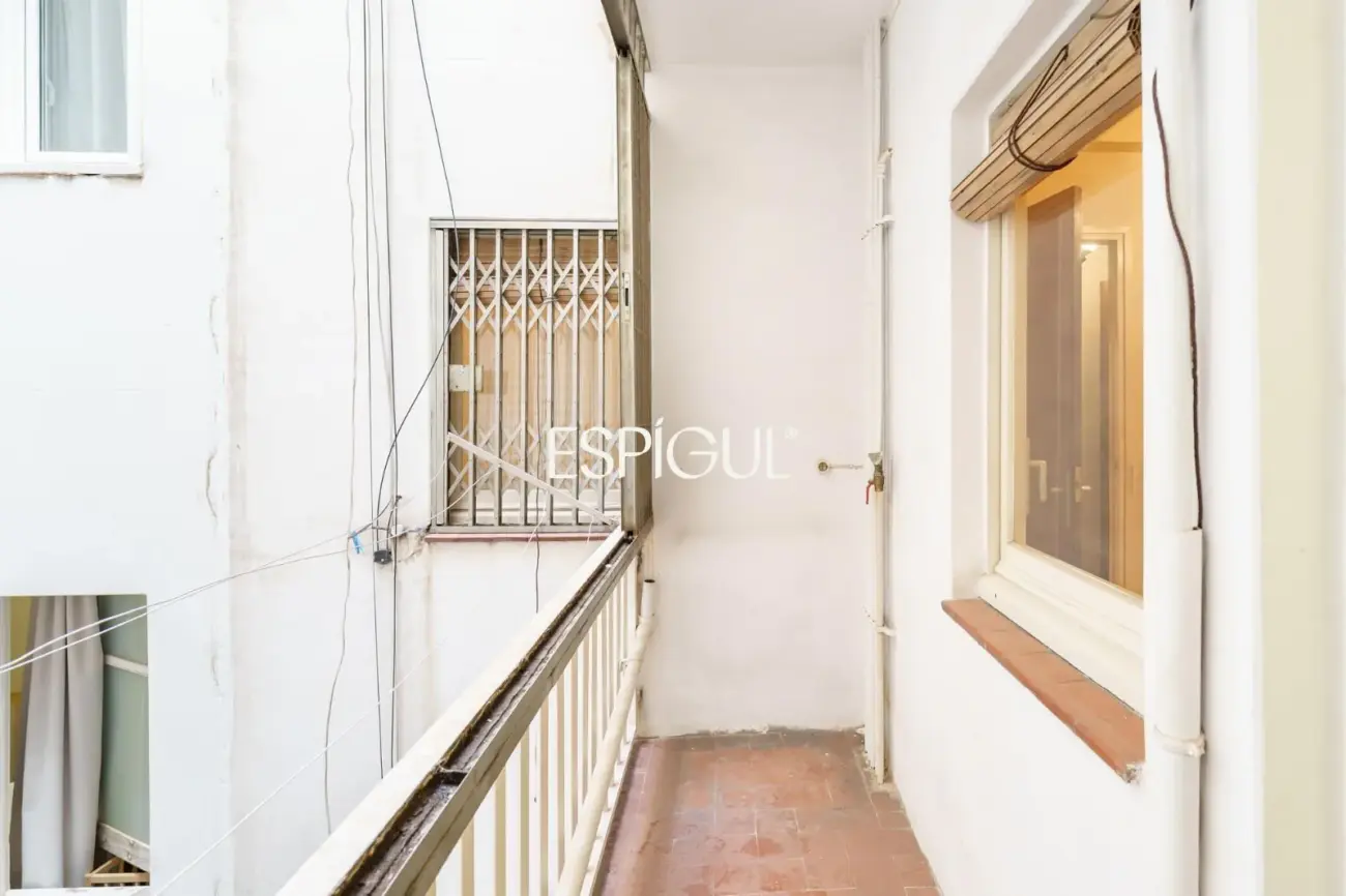Apartment for renovation next to Sagrada Familia with great investment potential