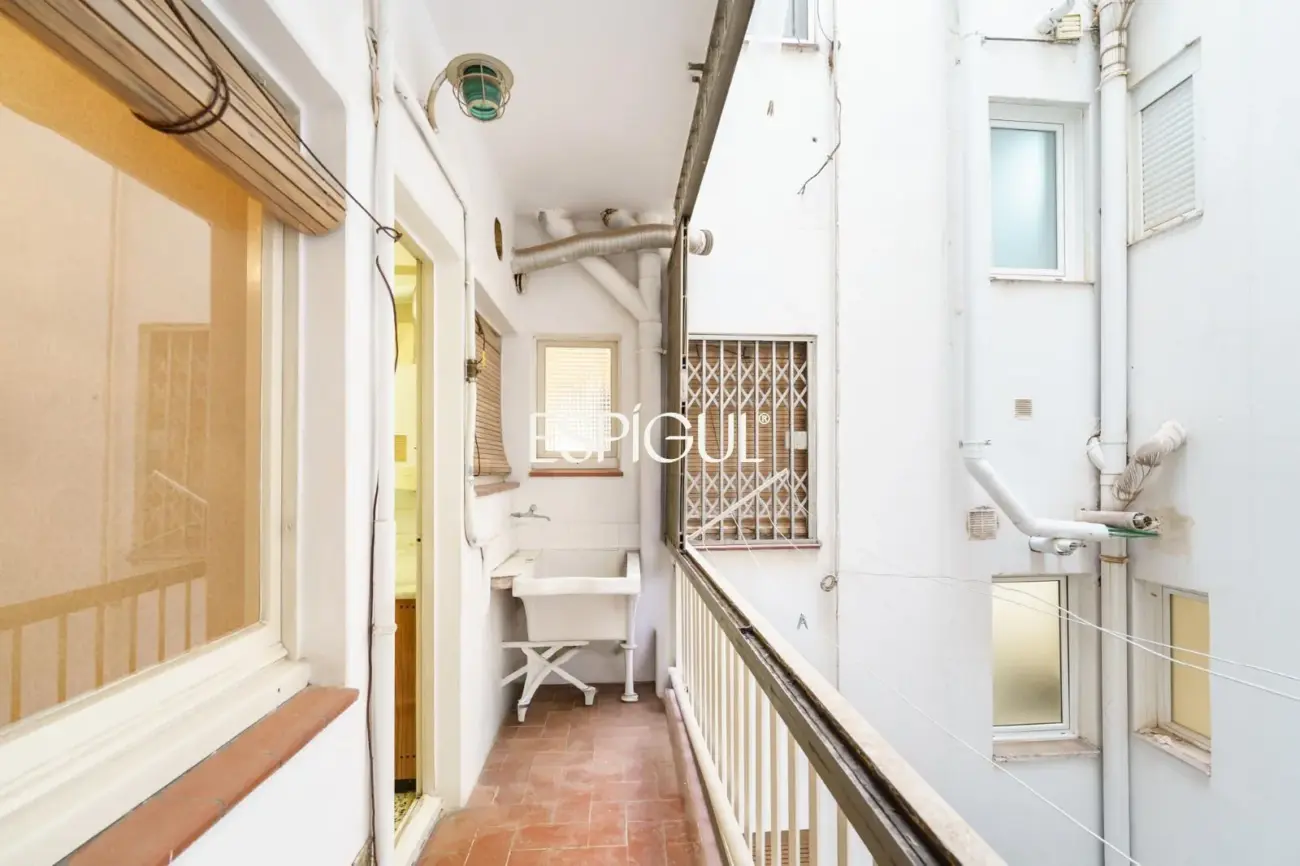 Apartment for renovation next to Sagrada Familia with great investment potential