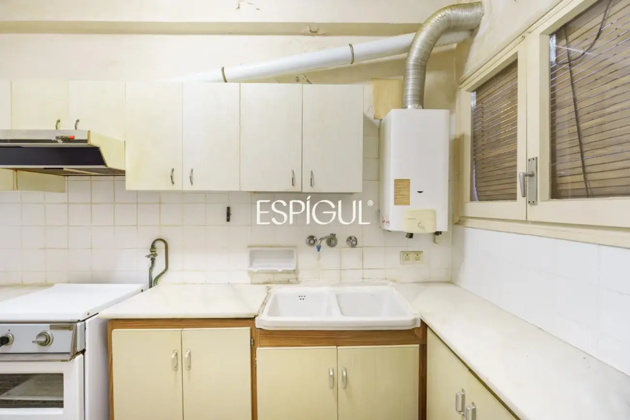 Apartment for renovation next to Sagrada Familia with great investment potential