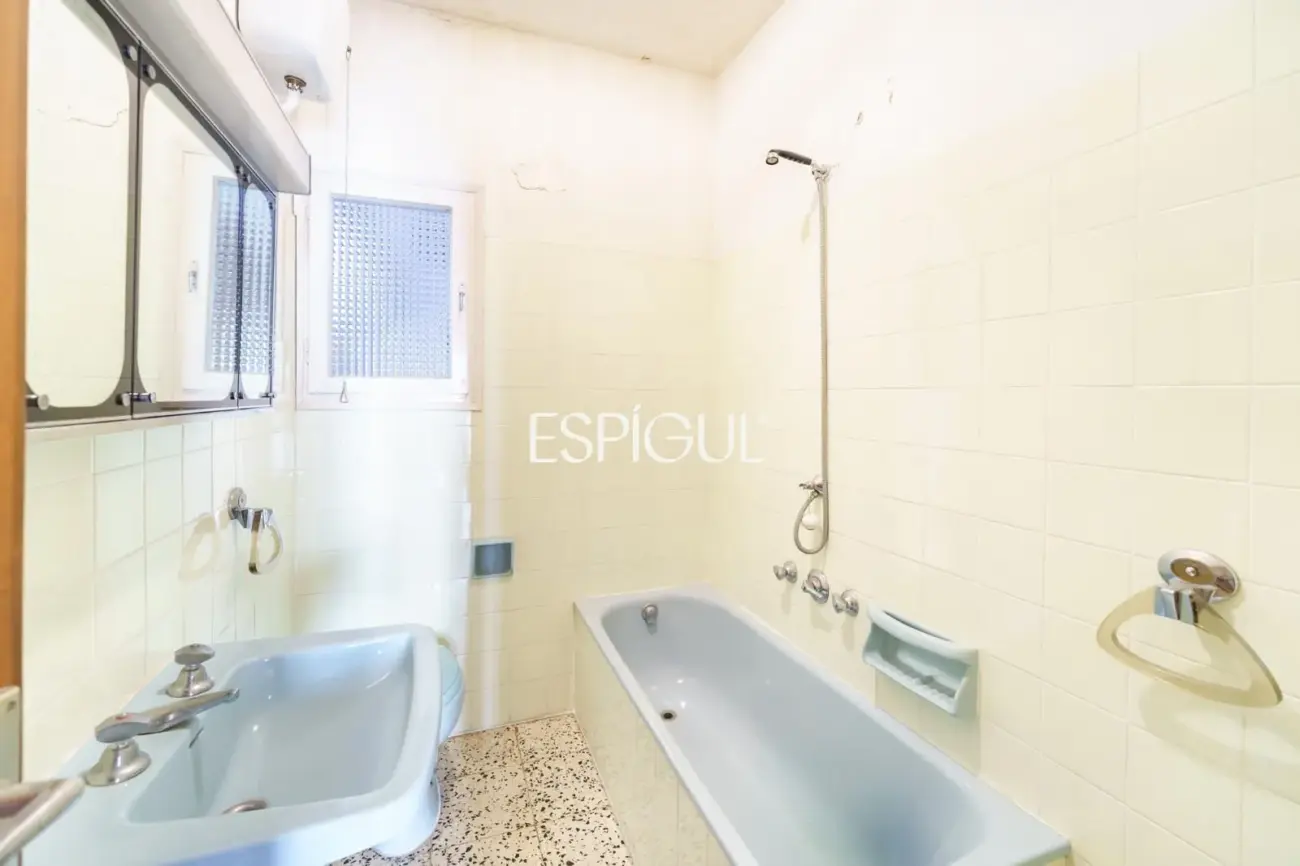 Apartment for renovation next to Sagrada Familia with great investment potential