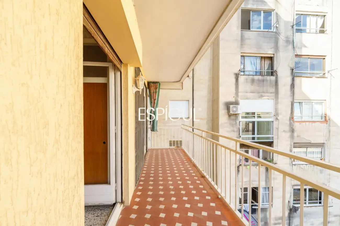 Apartment for renovation next to Sagrada Familia with great investment potential