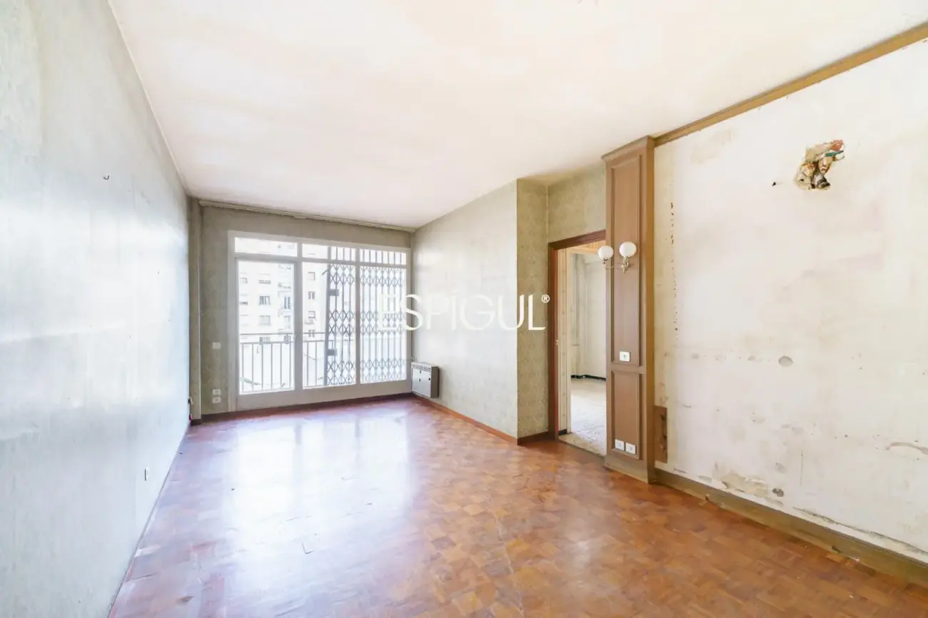 Apartment for renovation next to Sagrada Familia with great investment potential