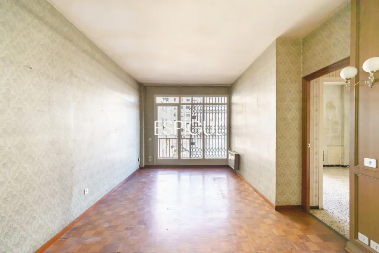 Apartment for renovation next to Sagrada Familia with great investment potential
