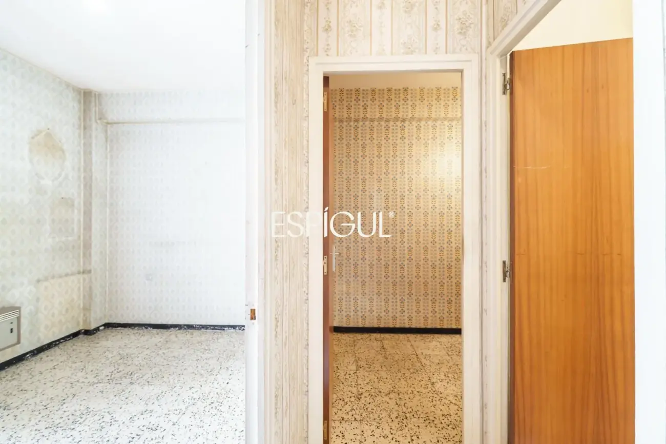 Apartment for renovation next to Sagrada Familia with great investment potential