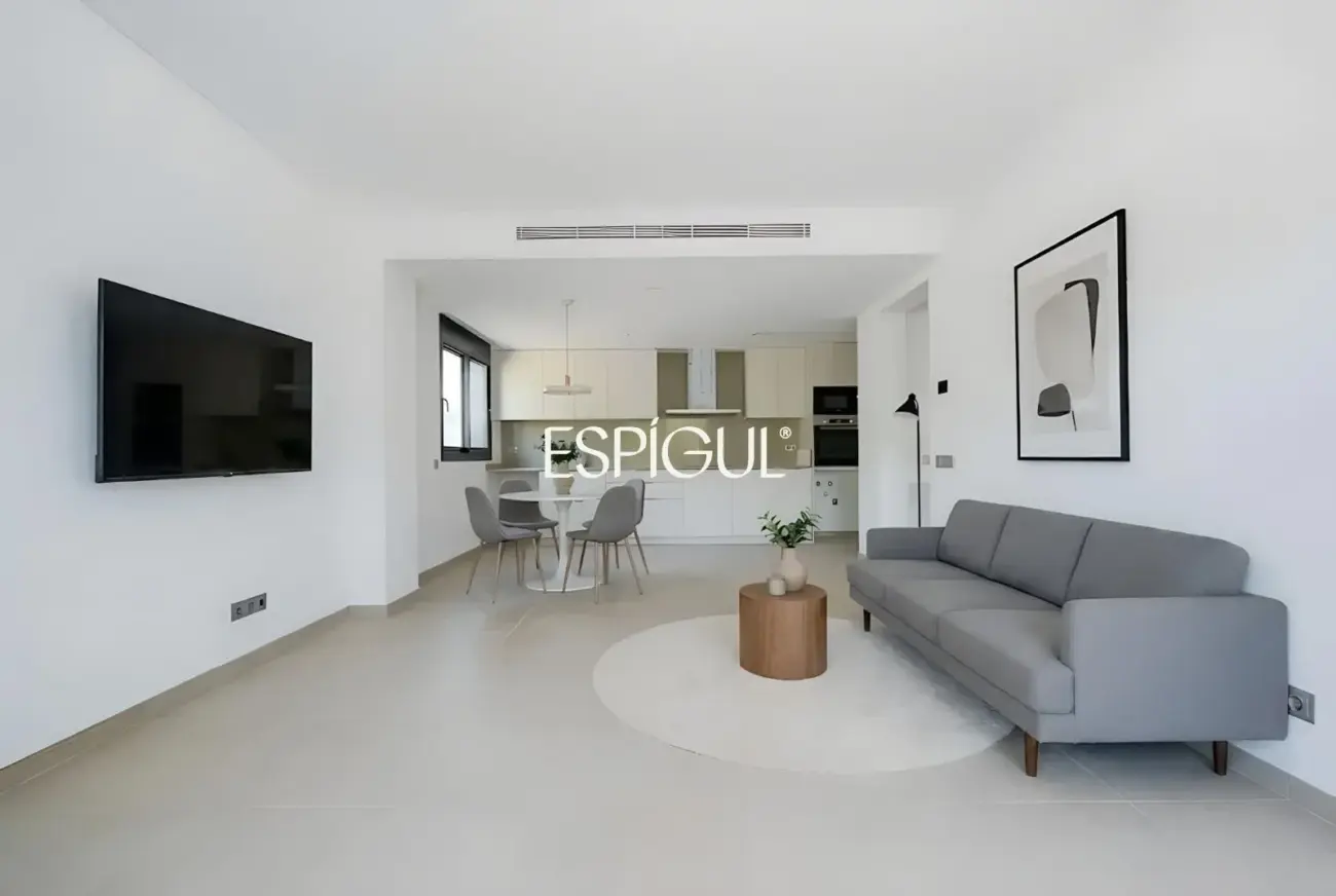 Piso en la Costa Brava y piscina comunitaria
