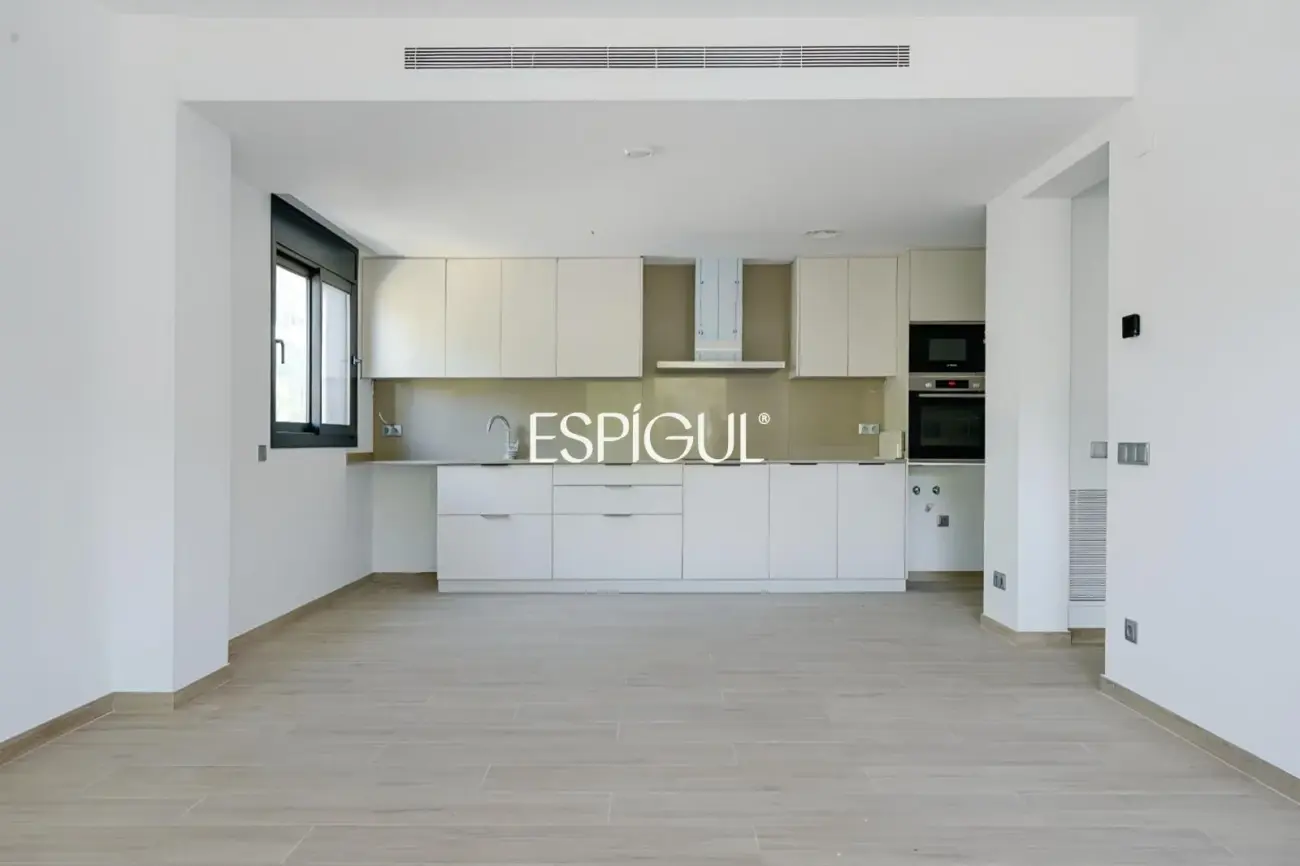Piso en la Costa Brava y piscina comunitaria