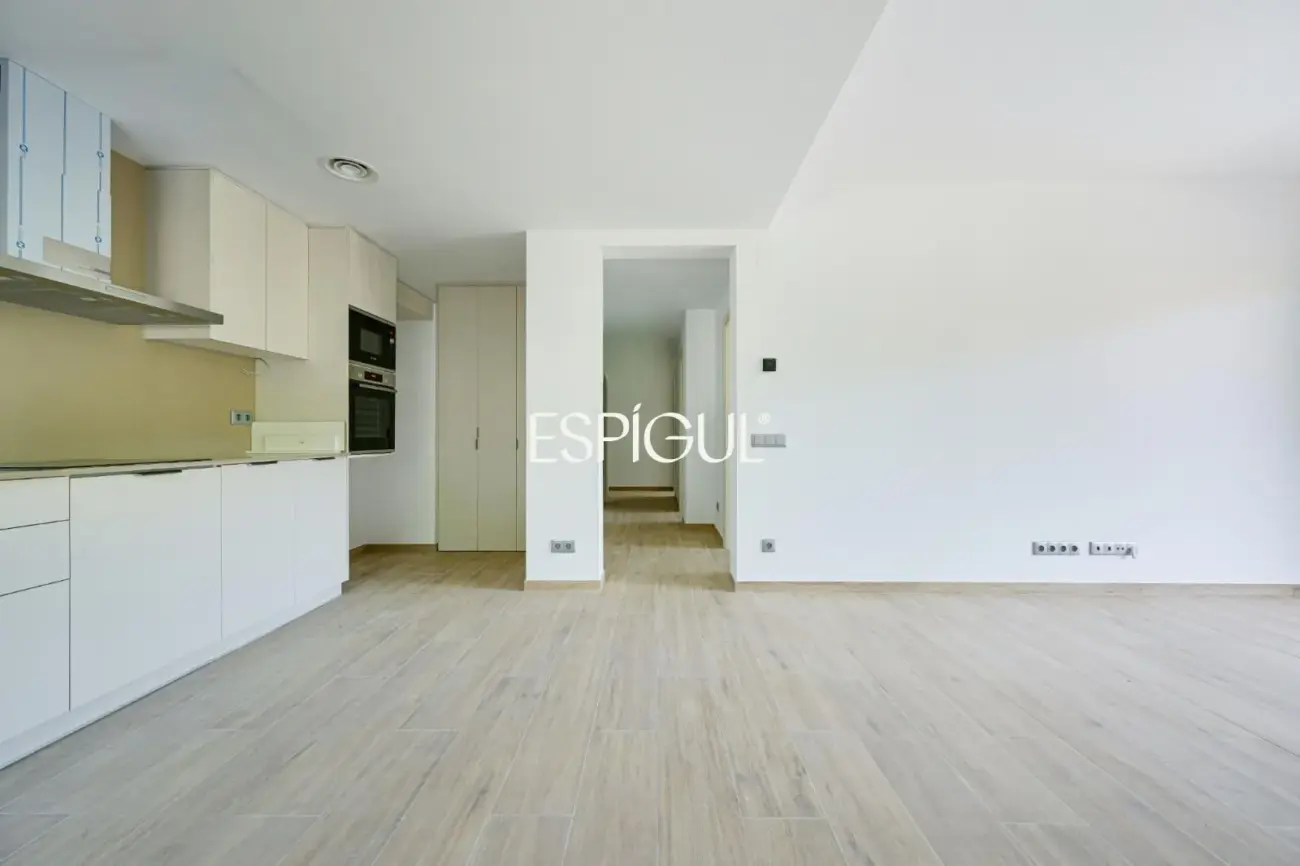 Piso en la Costa Brava y piscina comunitaria
