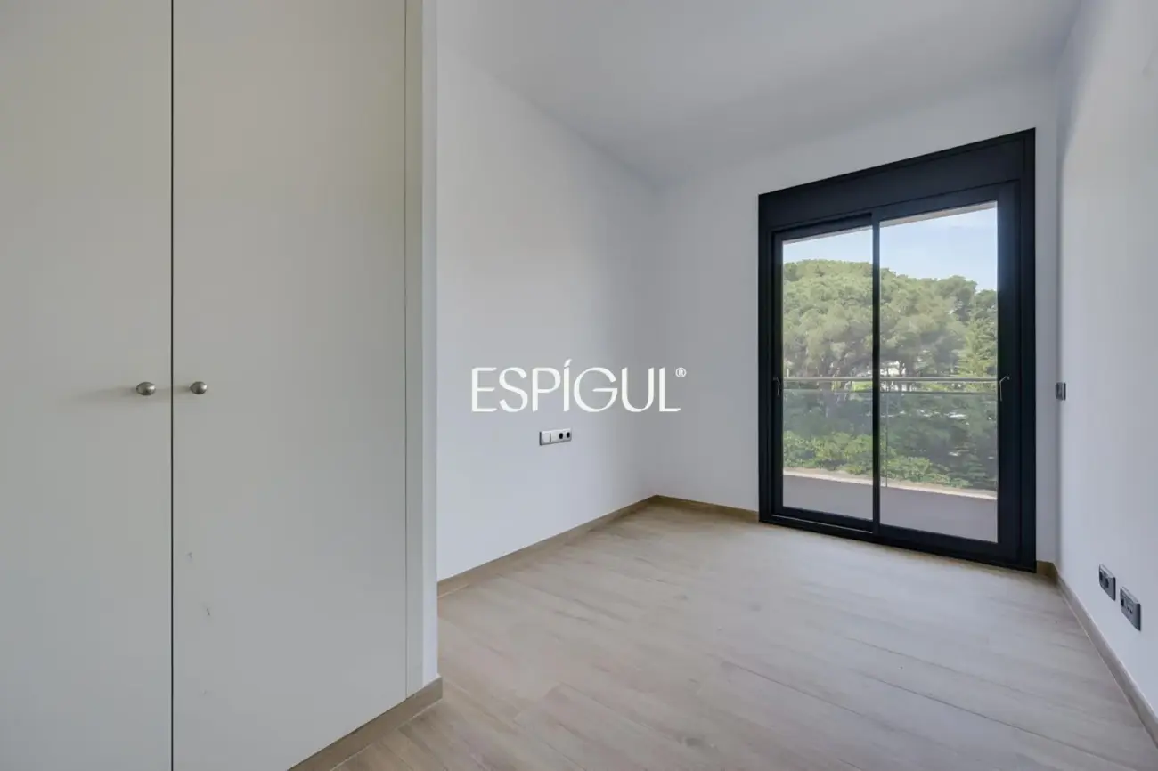 Piso en la Costa Brava y piscina comunitaria