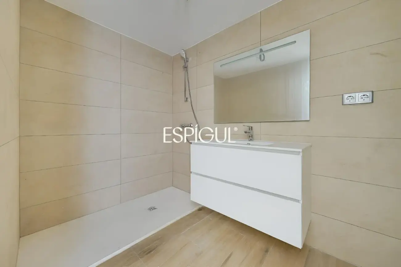 Piso en la Costa Brava y piscina comunitaria