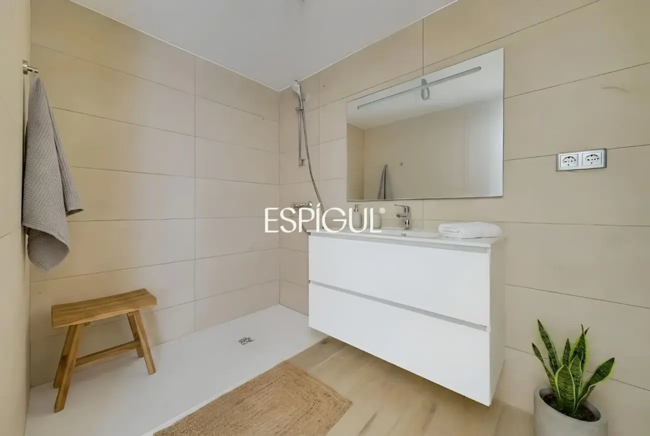 Piso en la Costa Brava y piscina comunitaria