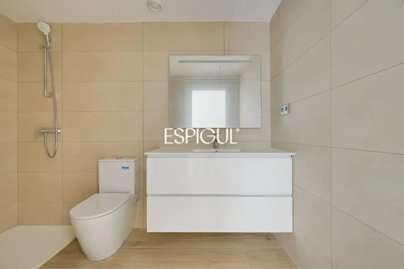 Piso en la Costa Brava y piscina comunitaria