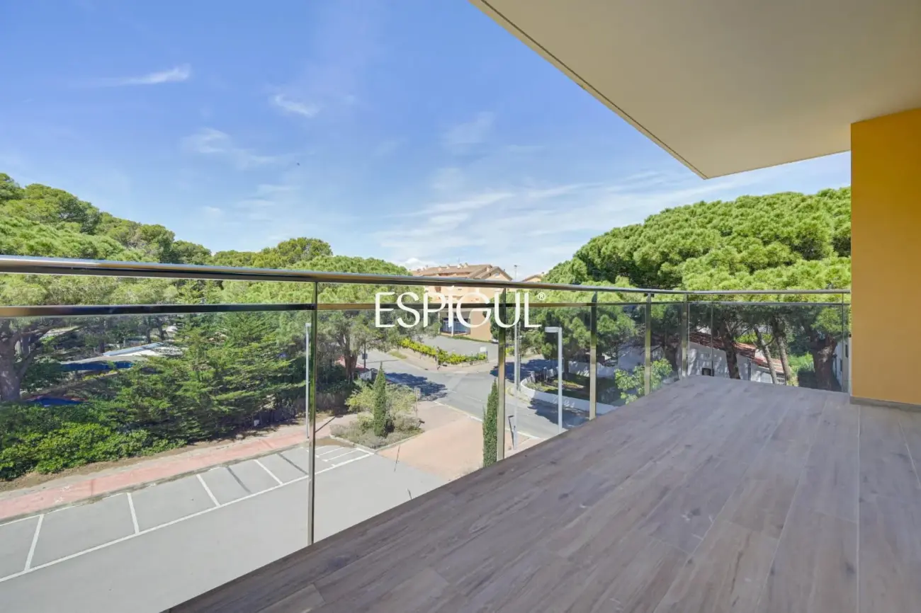 Piso en la Costa Brava y piscina comunitaria