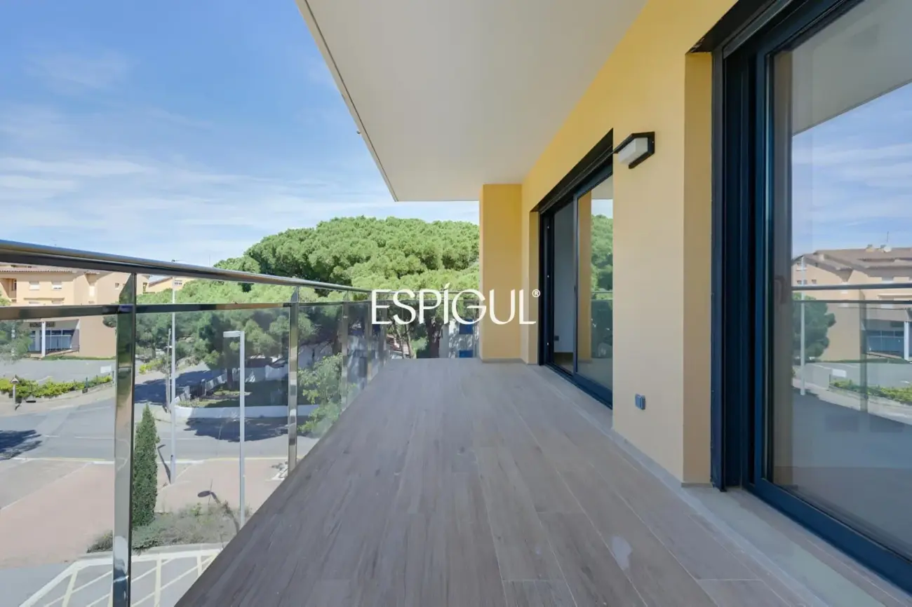 Piso en la Costa Brava y piscina comunitaria
