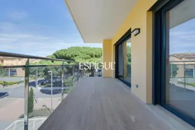 Piso en la Costa Brava y piscina comunitaria