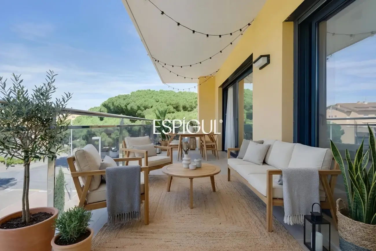 Piso en la Costa Brava y piscina comunitaria