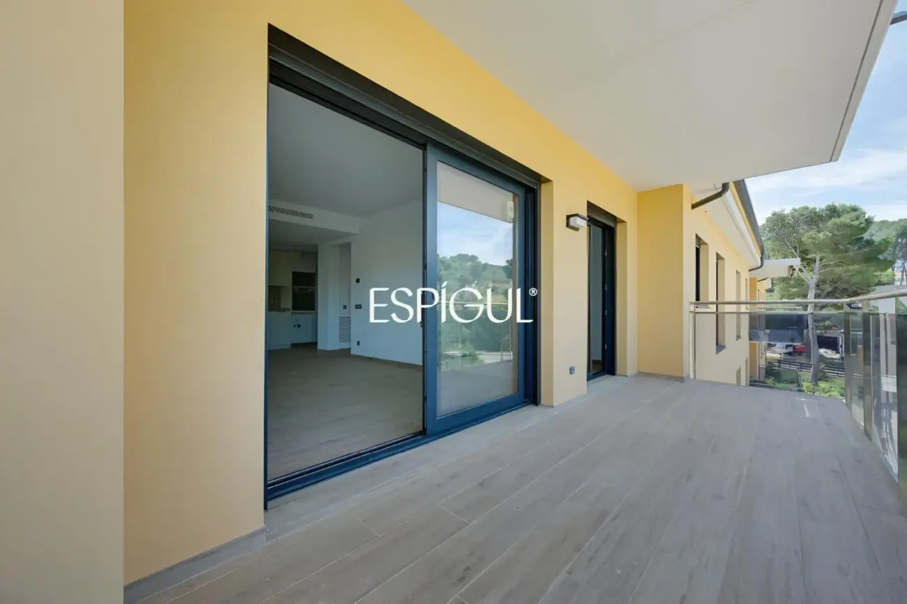 Piso en la Costa Brava y piscina comunitaria