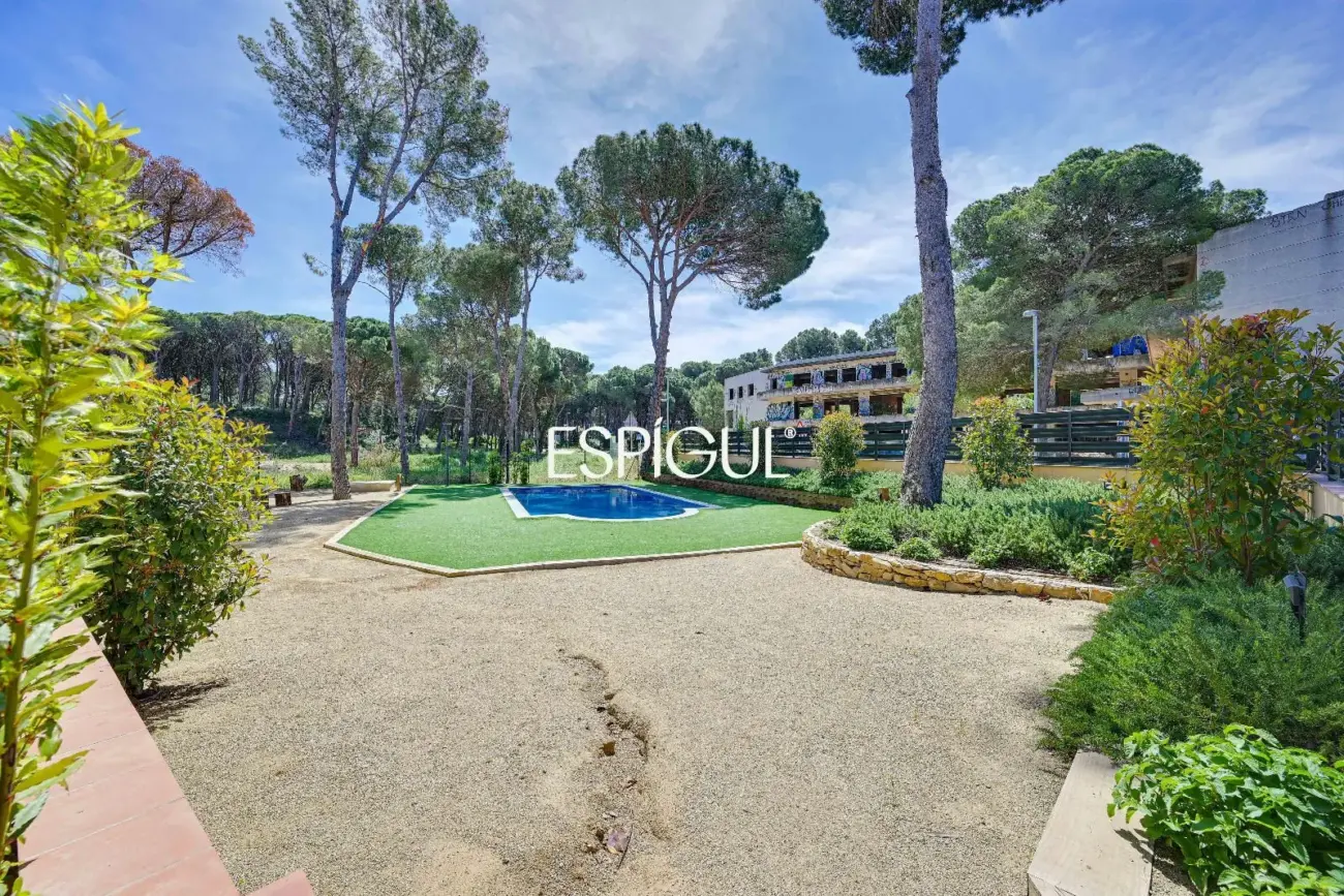 Piso en la Costa Brava y piscina comunitaria
