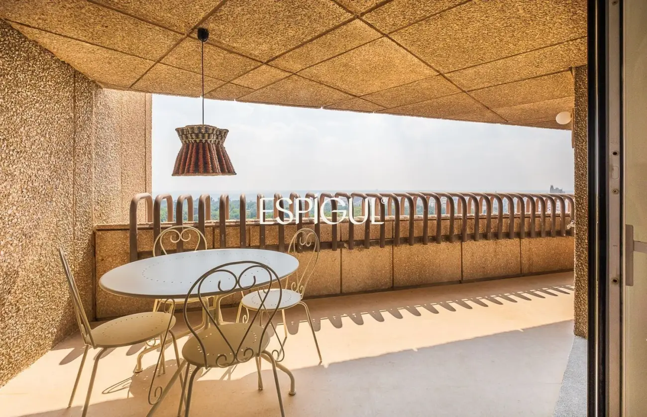 Piso en venta reformado con terraza en la Torre Valencia