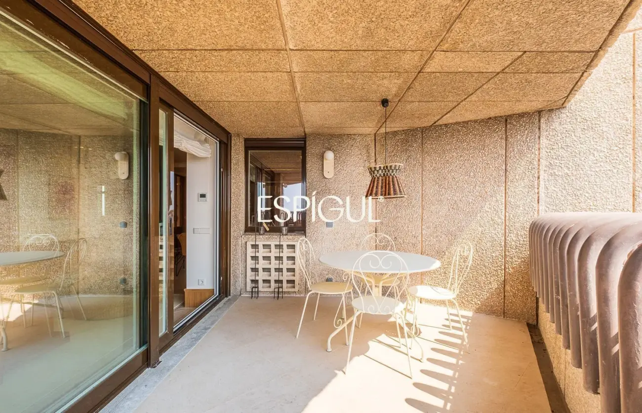 Piso en venta reformado con terraza en la Torre Valencia