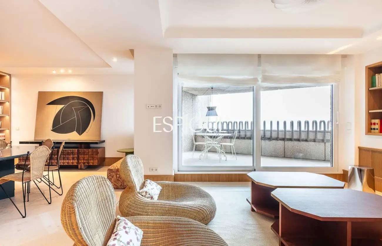 Piso en venta reformado con terraza en la Torre Valencia