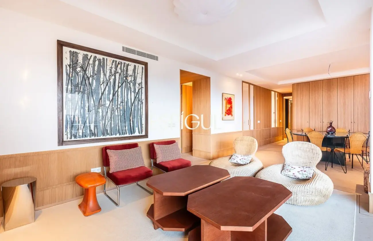 Piso en venta reformado con terraza en la Torre Valencia
