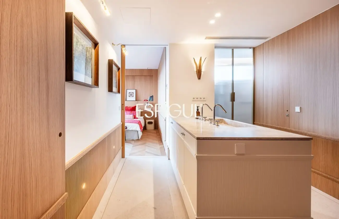 Piso en venta reformado con terraza en la Torre Valencia