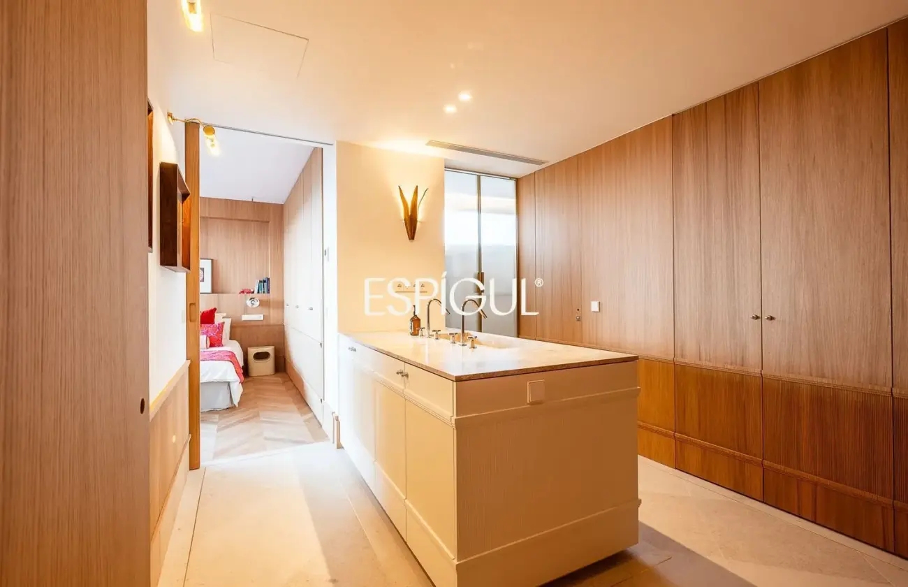 Piso en venta reformado con terraza en la Torre Valencia